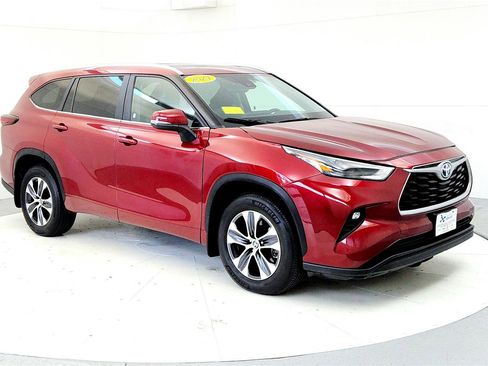 Used 2024 Toyota Highlander XLE AWD/4WD image 7