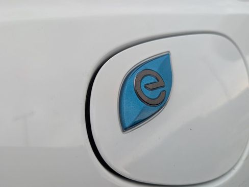 Used 2023 Chrysler Pacifica Touring-L image 5