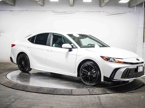 Used 2026 Toyota Camry SE FWD image 5