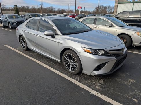 Used 2019 Toyota Camry SE image 1