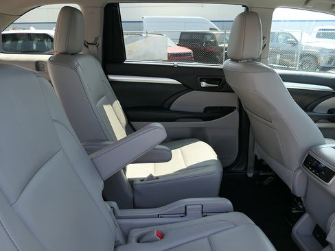 Used 2018 Toyota Highlander XLE FWD image 21