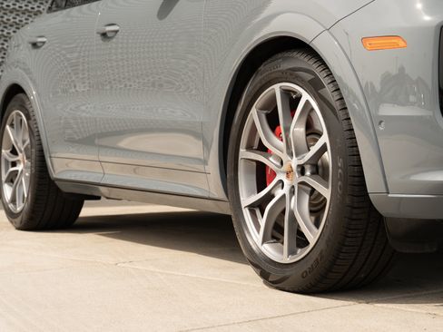 Used 2025 Porsche Cayenne S AWD/4WD image 38