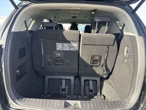 Used 2024 Kia Carnival EX image 20