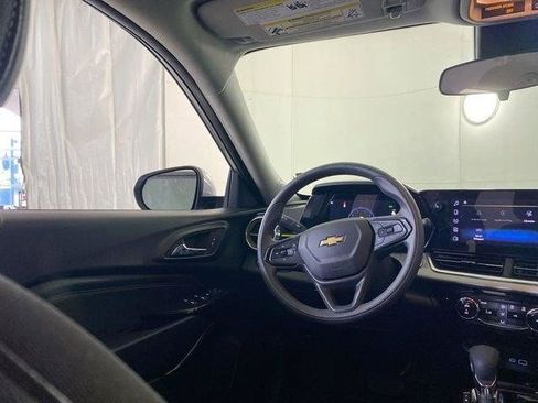 Used 2025 Chevrolet Trax LT FWD image 18