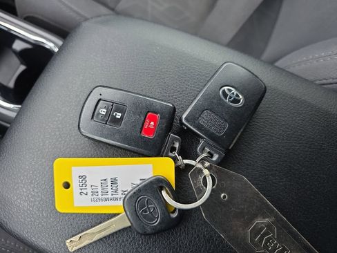 Used 2017 Toyota Tacoma TRD Off-Road w/ Tow Package (A/T) image 30