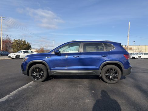 Certified 2023 Volkswagen Taos SE w/ Panoramic Sunroof Package image 9