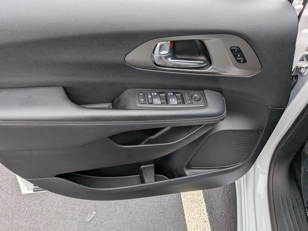Certified 2025 Chrysler Pacifica Select FWD image 10