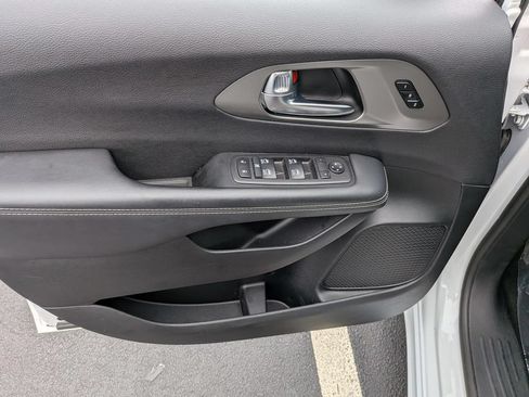 Certified 2025 Chrysler Pacifica Select FWD image 10