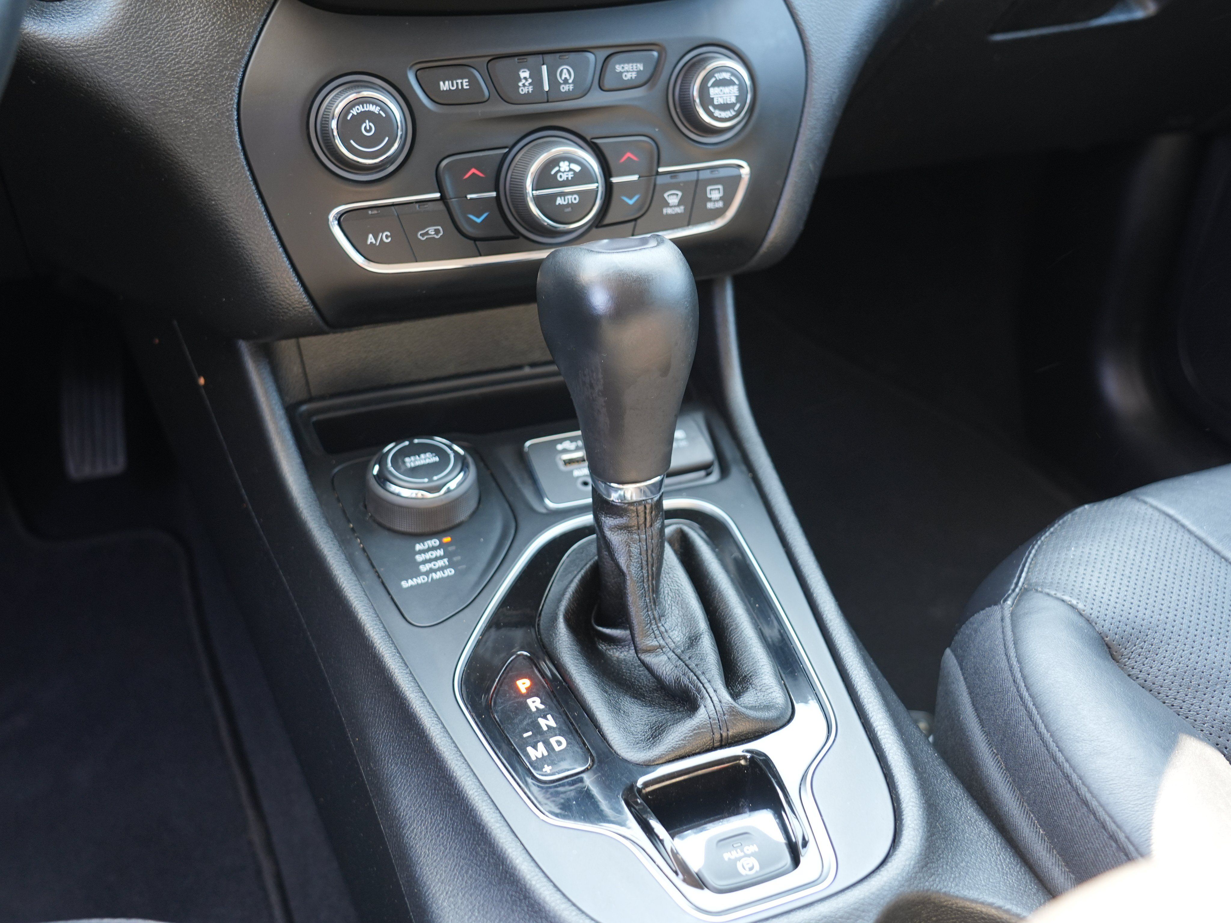 Used 2019 Jeep Cherokee Limited AWD/4WD image 27