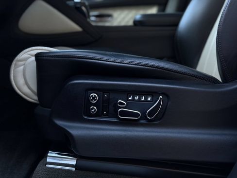 Used 2021 Bentley Bentayga AWD/4WD image 13