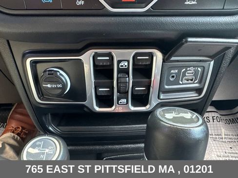 Used 2024 Jeep Wrangler Unlimited Sahara w/ Technology Group AWD/4WD image 22