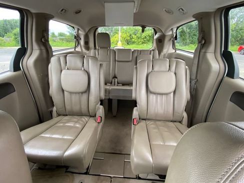 Used 2013 Chrysler Town & Country Touring FWD image 11