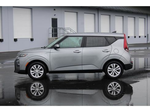 Used 2022 Kia Soul LX image 2