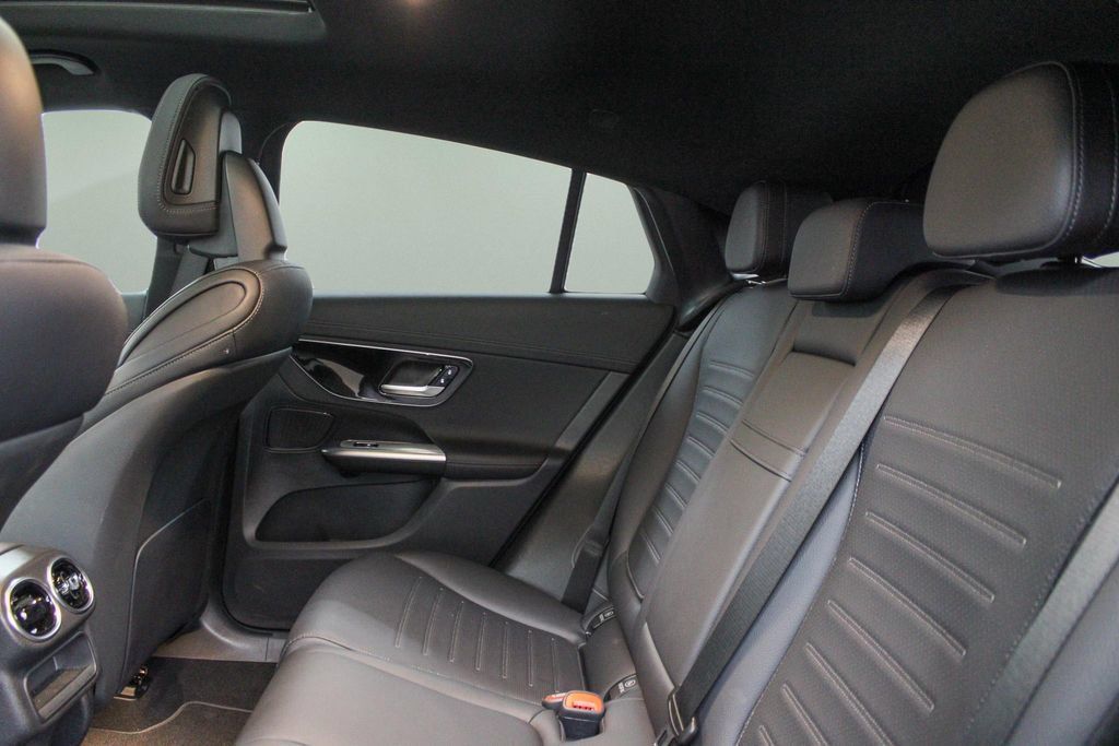 Used 2025 Mercedes-Benz GLC 300 4MATIC image 26