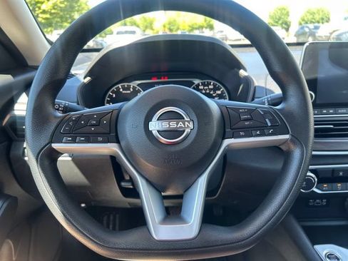 Used 2025 Nissan Altima 2.5 SV FWD image 16