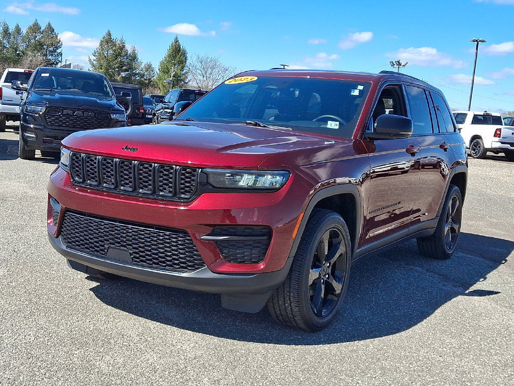 Used 2023 Jeep Grand Cherokee Altitude AWD/4WD image 5