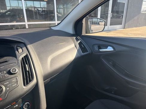 Used 2015 Ford Focus SE w/ SE Sport Package image 21
