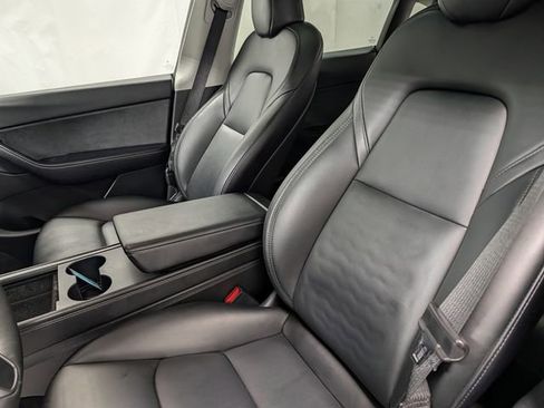 Used 2022 Tesla Model Y Long Range image 9