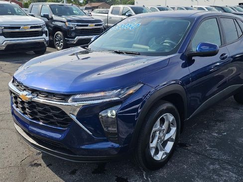 Used 2024 Chevrolet Trax LS w/ LS Convenience Package FWD image 3