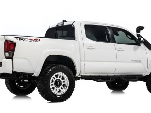 Used 2019 Toyota Tacoma TRD Sport image 4