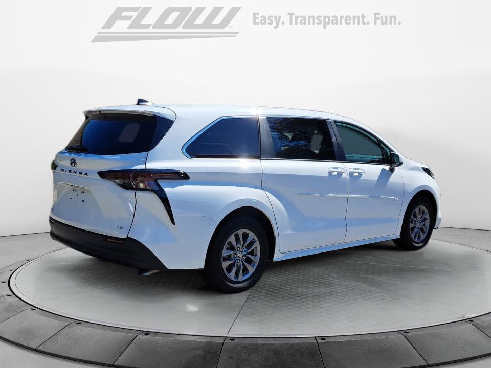 Used 2025 Toyota Sienna LE AWD/4WD image 8