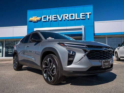 Certified 2026 Chevrolet Trax RS FWD image 1