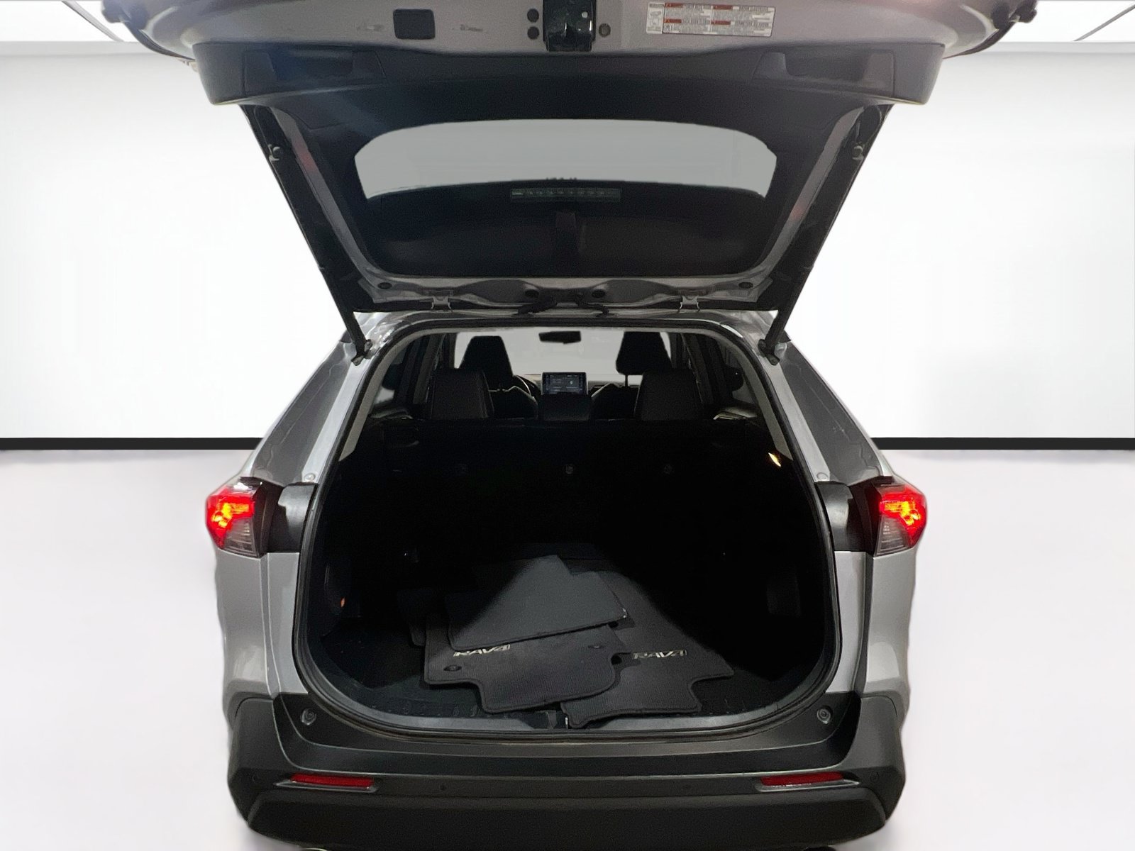 Used 2021 Toyota RAV4 XLE Premium FWD image 19