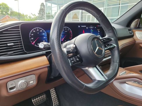 Used 2024 Mercedes-Benz GLS 450 4MATIC image 10