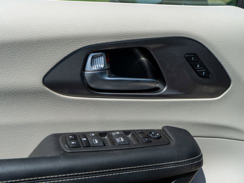 Used 2022 Chrysler Pacifica Touring-L FWD image 15