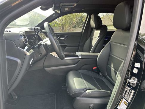 Used 2025 Mercedes-Benz GLC 300 image 16
