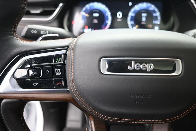 Used 2025 Jeep Grand Cherokee Summit AWD/4WD image 15
