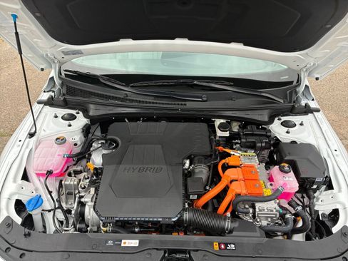 Used 2025 Hyundai Elantra Limited image 34