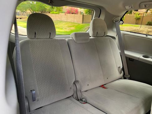 Used 2020 Toyota Sienna LE w/ LE Preferred Package image 43