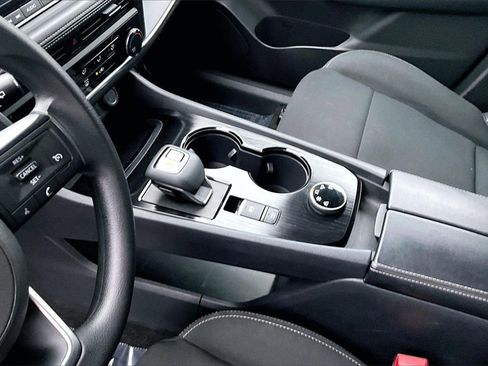 Used 2024 Nissan Rogue S image 15