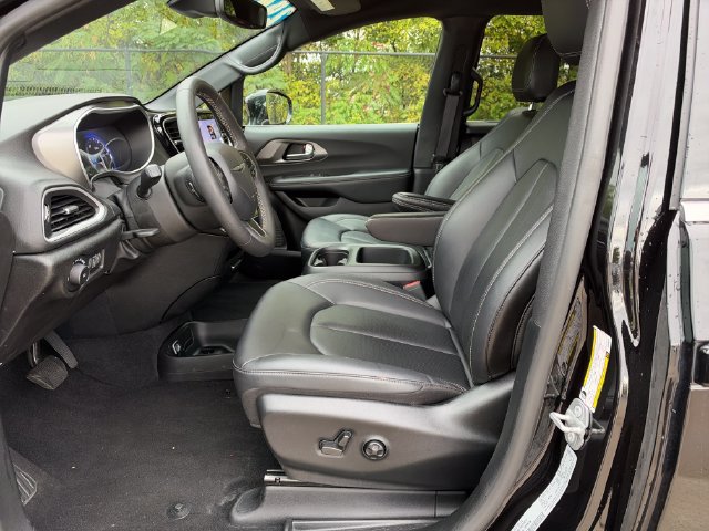 Used 2025 Chrysler Pacifica Select FWD image 11