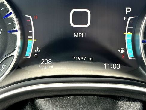 Used 2023 Chrysler Pacifica Touring-L FWD image 26