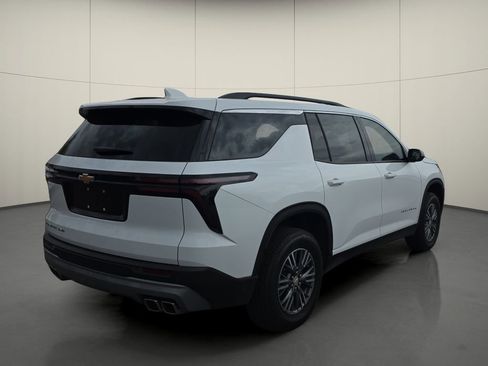 Used 2025 Chevrolet Traverse LT image 8