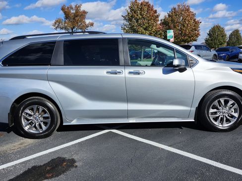 Used 2024 Toyota Sienna XLE w/ XLE Plus Package image 18