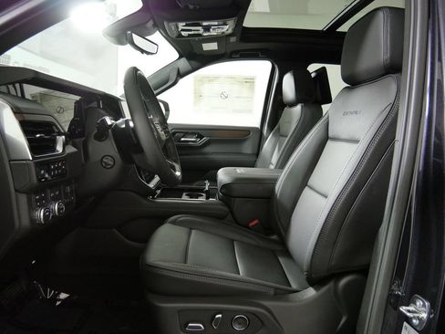 New 2026 GMC Yukon XL Denali w/ Denali Reserve Package AWD/4WD image 9