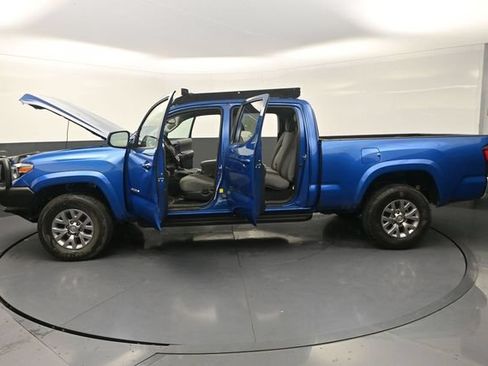 Used 2018 Toyota Tacoma SR5 AWD/4WD image 42