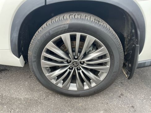 Used 2021 Toyota Highlander Platinum image 12