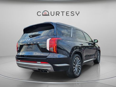 Used 2024 Hyundai Palisade Calligraphy image 3