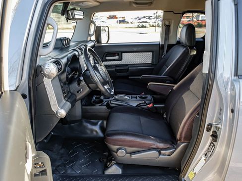 Used 2014 Toyota FJ Cruiser 4WD w/ Upgrade Package image 4