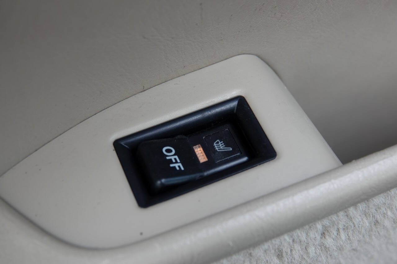 Used 1999 Toyota Avalon XLS FWD image 67