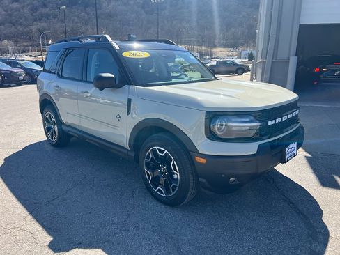 Used 2025 Ford Bronco Sport Outer Banks w/ Outer Banks Tech Package+ AWD/4WD image 3