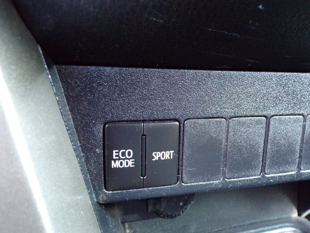 Used 2015 Toyota RAV4 XLE w/ Four Season Floor Mat Package AWD/4WD image 22