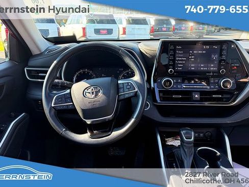 Used 2021 Toyota Highlander XLE AWD/4WD image 6