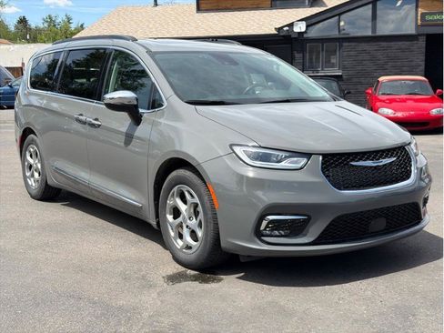 Used 2023 Chrysler Pacifica Limited FWD image 4