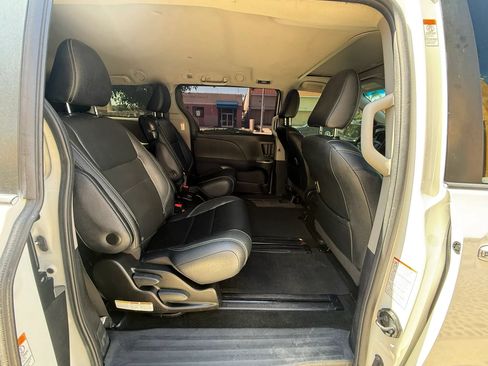 Used 2016 Toyota Sienna SE w/ SE Preferred Package FWD image 21