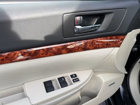 Used 2010 Subaru Legacy 2.5i Limited image 16